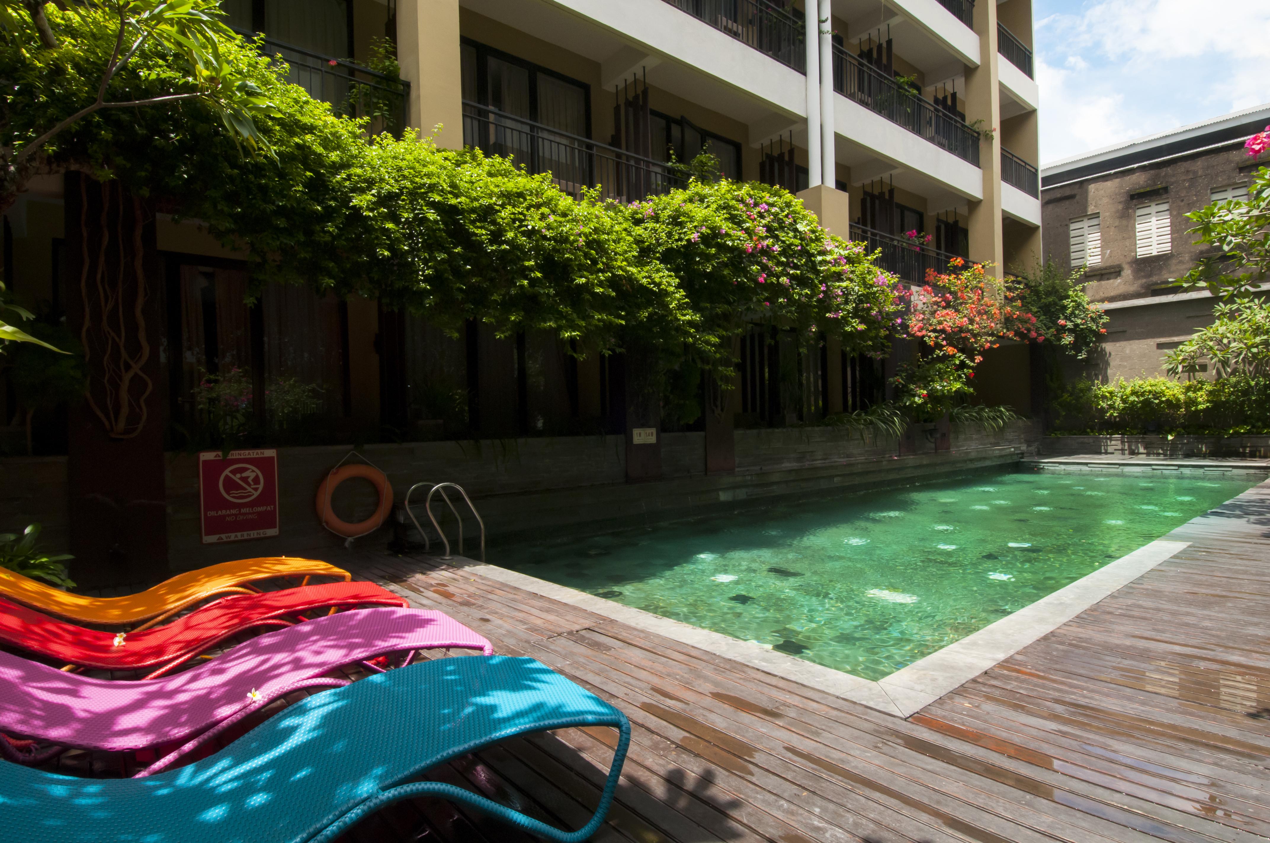 100 Sunset Kuta & Ballroom होटल 3*
