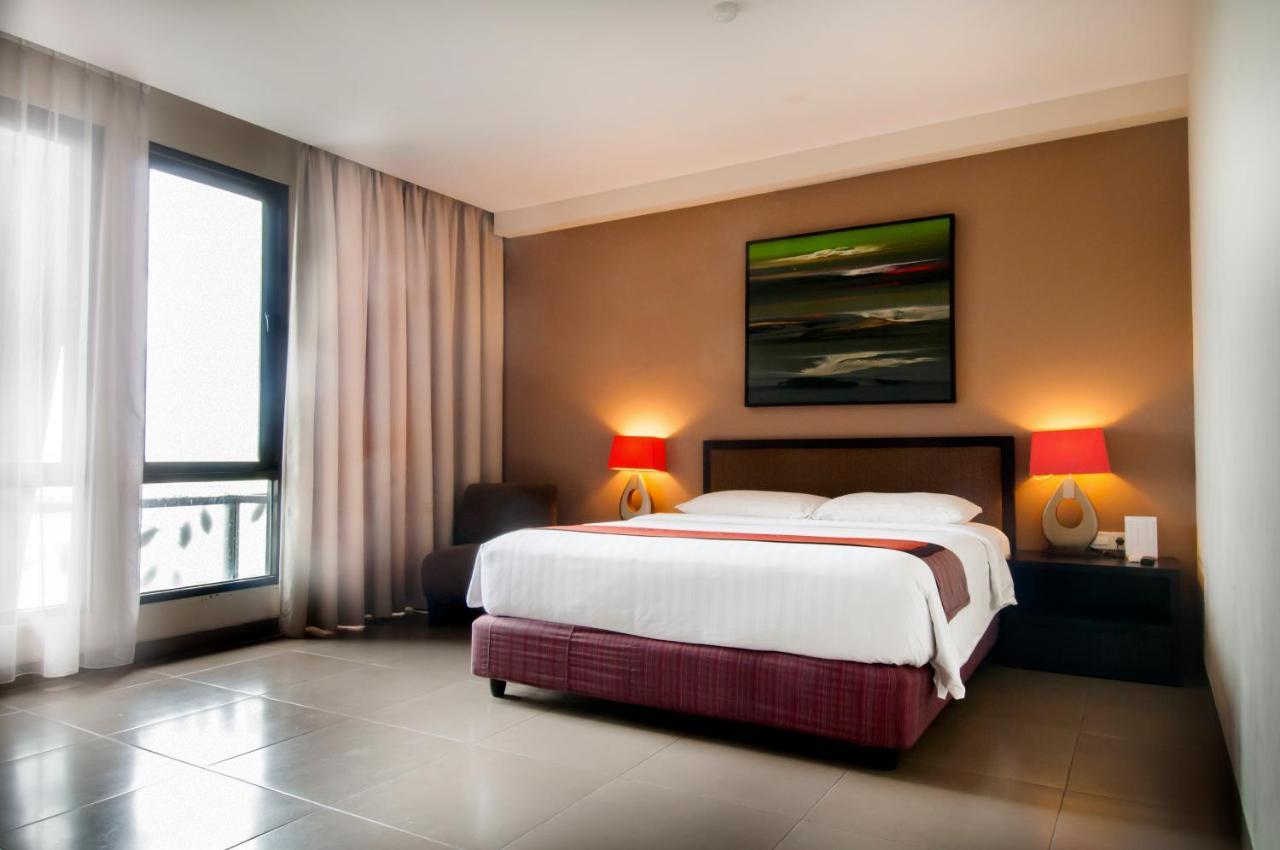 होटल 100 Sunset Kuta & Ballroom 3*