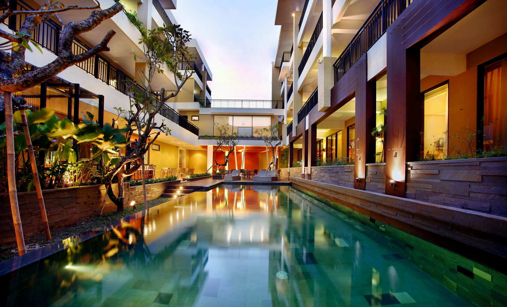 होटल 100 Sunset Kuta & Ballroom